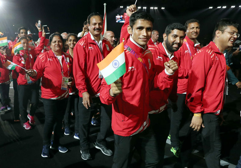 © Reuters. FILE PHOTO: Indian athletes at the Gold Coast 2018 Commonwealth Games closing ceremony in Australia