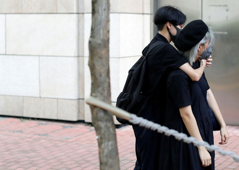 عشرات من محتجي هونج كونج يمثلون أمام محكمة بتهم شغب