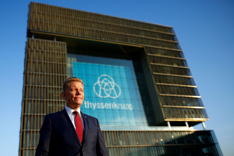 © Reuters. FILE PHOTO: Guido Kerkhoff, Chief Executive of Thyssenkrupp AG, poses before the annual news conference of Thyssenkrupp