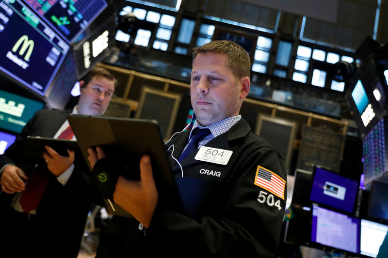 © Reuters. Traders work on the floor at the NYSE in New York