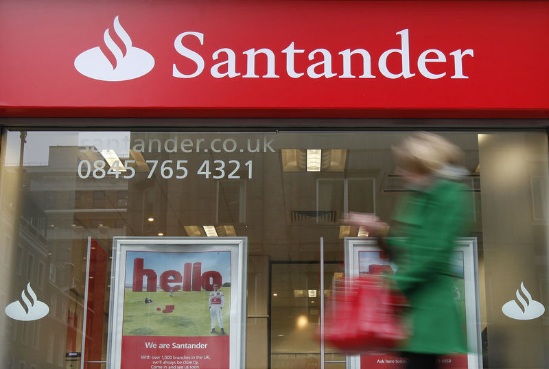 © Reuters. FOTO DE ARCHIVO: Una sucursal del banco Santander en Londres, el 11 de enero de 2010