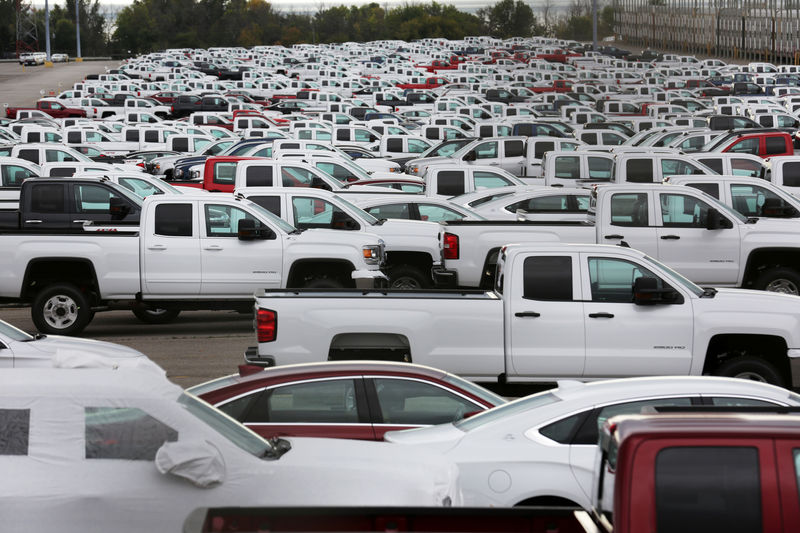 © Reuters. FILE PHOTO: New trucks crowd a parking lot at the GM assembly plant in Oshawa