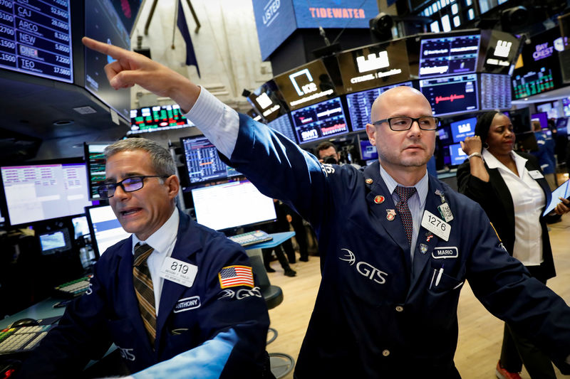 © Reuters. FILE PHOTO: Traders work on the floor at the NYSE in New York