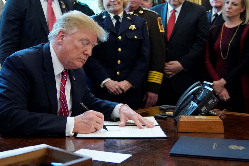 © Reuters. U.S. President Donald Trump signs veto of congressional resolution to end emergency declaration at the White House in Washington