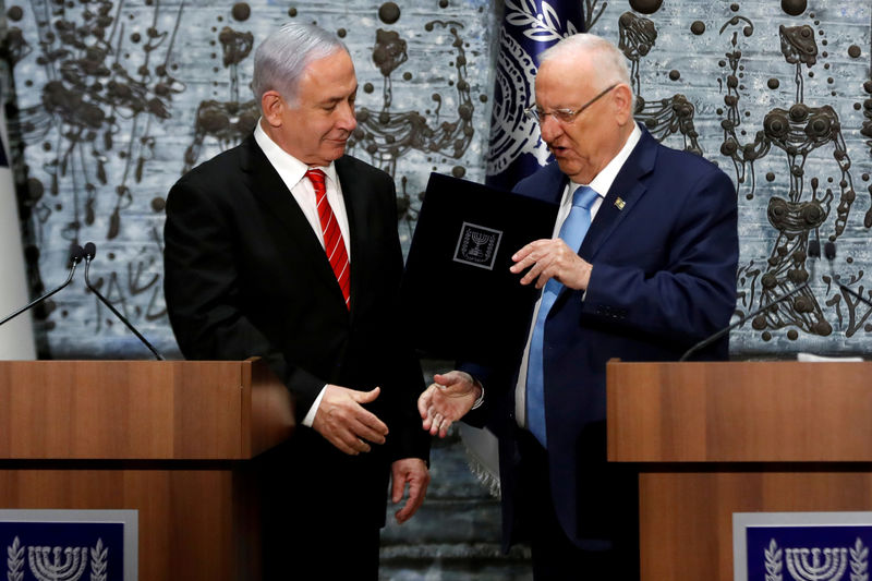 © Reuters. رئيس إسرائيل يكلف نتنياهو بمحاولة تشكيل حكومة جديدة