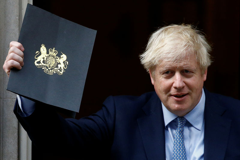 © Reuters. El primer ministro británico, Boris Johnson, deja la sede del gobierno en Downing Street en Londres para asistir al Parlamento.