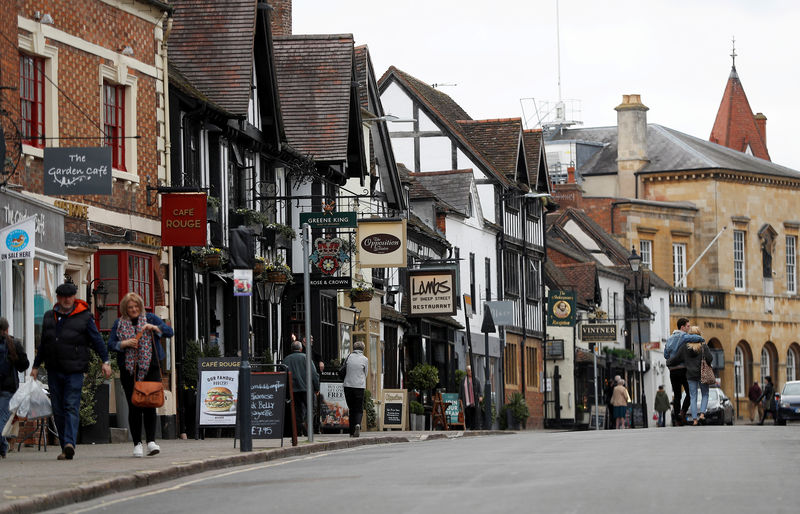 © Reuters. FILE PHOTO: Visitors and shoppers walk along Sheep street in the centre of Stratford-upon-Avon