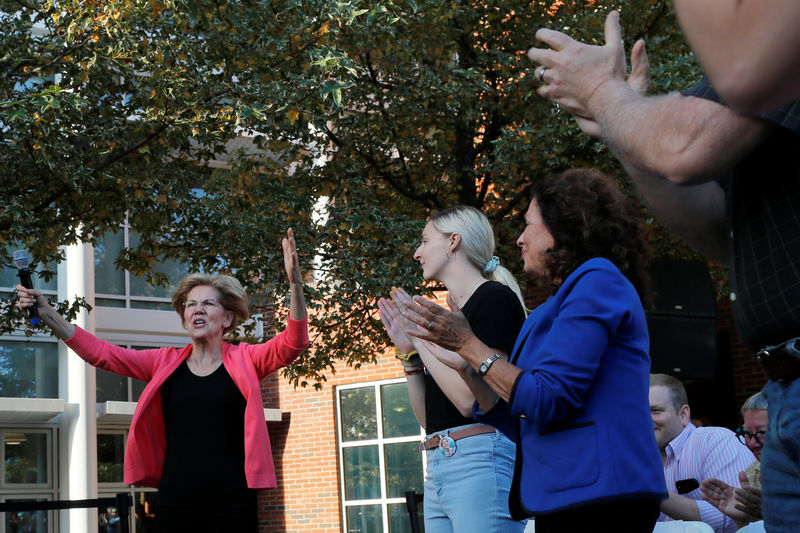 © Reuters. Democratic 2020 U.S. presidential candidate Warren takes the stage in Keene