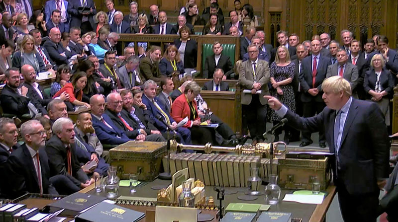 Premiê britânico Johnson provoca adversários em retorno ao Parlamento