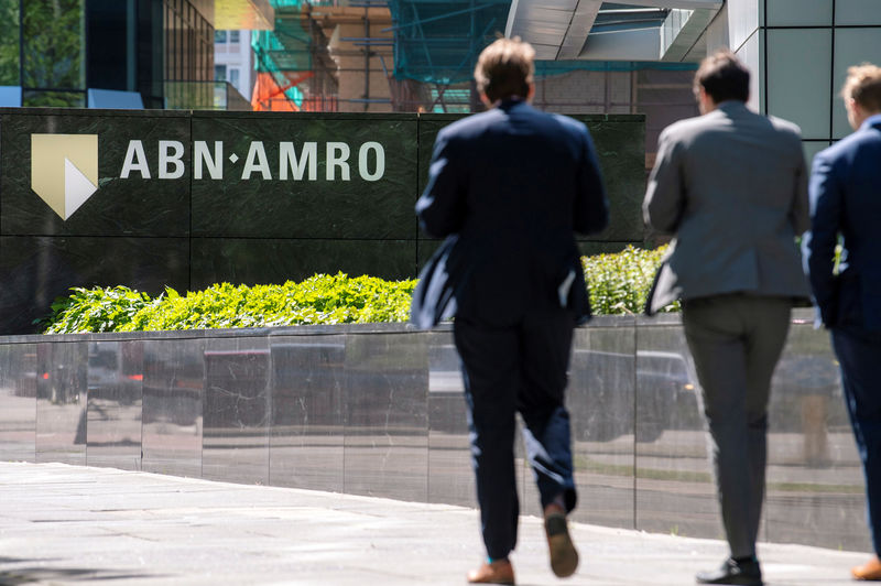 © Reuters. El logotipo de ABN AMRO se ve en la sede central de Ámsterdam, Países Bajos, el 14 de mayo de 2019.