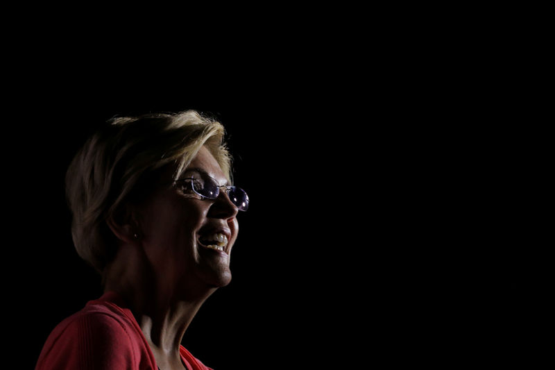 © Reuters. Democratic 2020 U.S. presidential candidate Warren greets audeince members in Keene