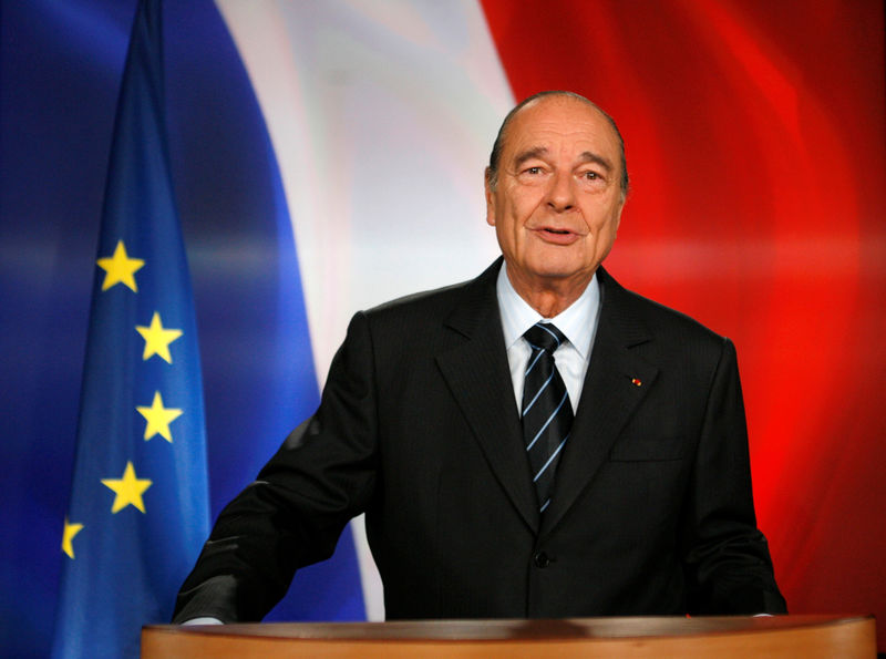 © Reuters. Imagen de archivo del presidente francés Jacques Chirac posando luego de un discurso transmitido por cadena nacional desde el Palacio del Elíseo en París