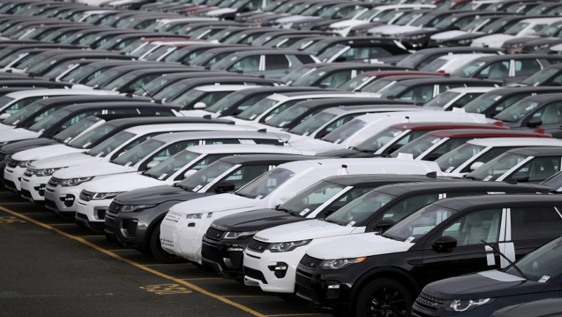 © Reuters. FILE PHOTO: New Land Rover cars are seen in a parking lot at the Jaguar Land Rover plant at Halewood in Liverpool, northern England.
