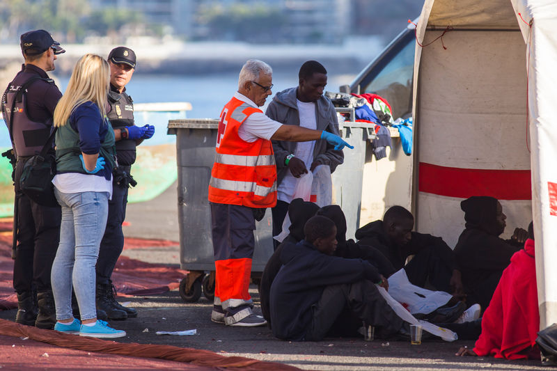 إنقاذ عشرات المهاجرين في قارب خشبي قبالة جزر الكناري الإسبانية
