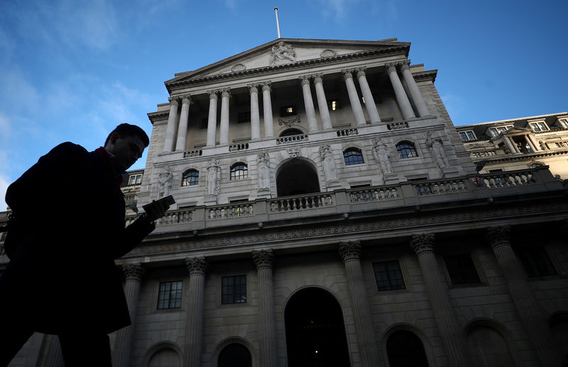 © Reuters. FOTO DE ARCHIVO: Un hombre pasa frente al Banco de Inglaterra en la ciudad de Londres.