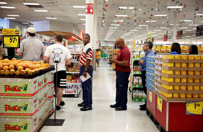 © Reuters. La gente hace cola para votar en las elecciones de mitad de período en un supermercado en Houston