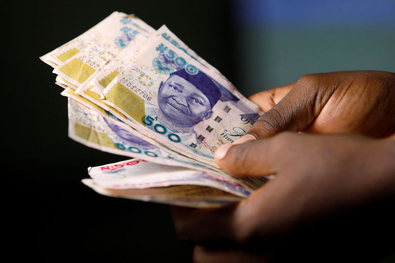 © Reuters. FILE PHOTO: Nigerian naira banknotes are seen in this picture illustration