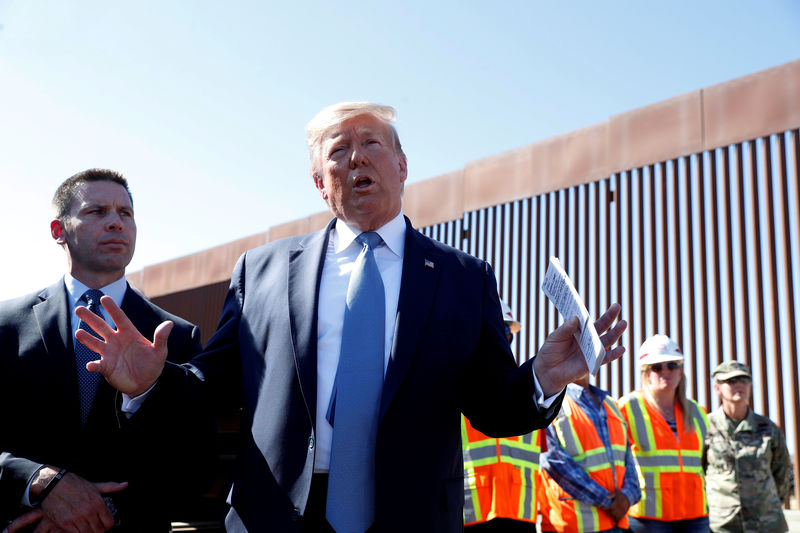 © Reuters. FILE PHOTO: U.S. President Trump visits a section of the U.S.-Mexico border wall in Otay Mesa