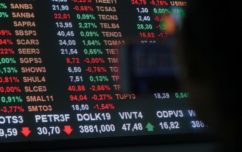 Ibovespa fecha em queda com pressão de Wall Street, mas sobe na semana