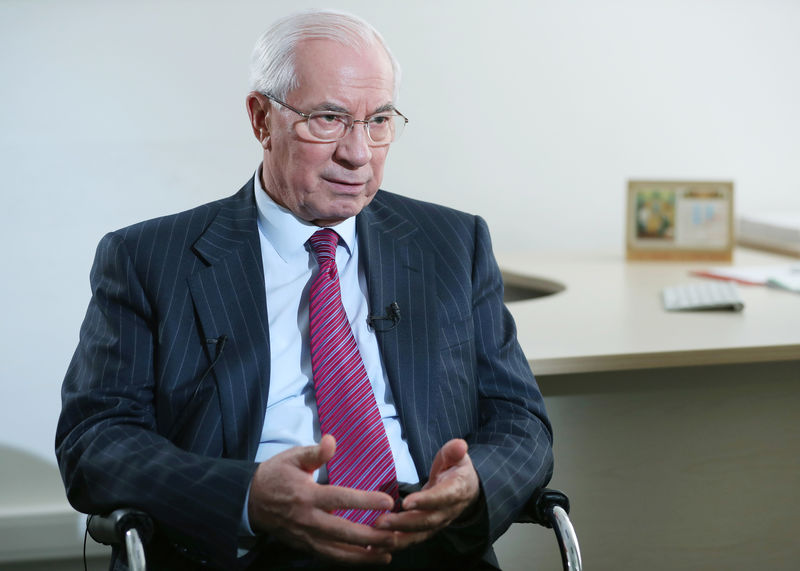 © Reuters. Former Ukrainian Prime Minister Mykola Azarov speaks during an interview with Reuters in Moscow