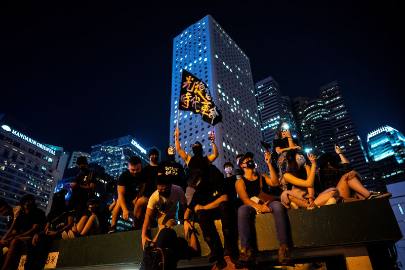 Manifestantes en Hong Kong reconstruyen los &quot;Muros de Lennon&quot; antes del día nacional de China