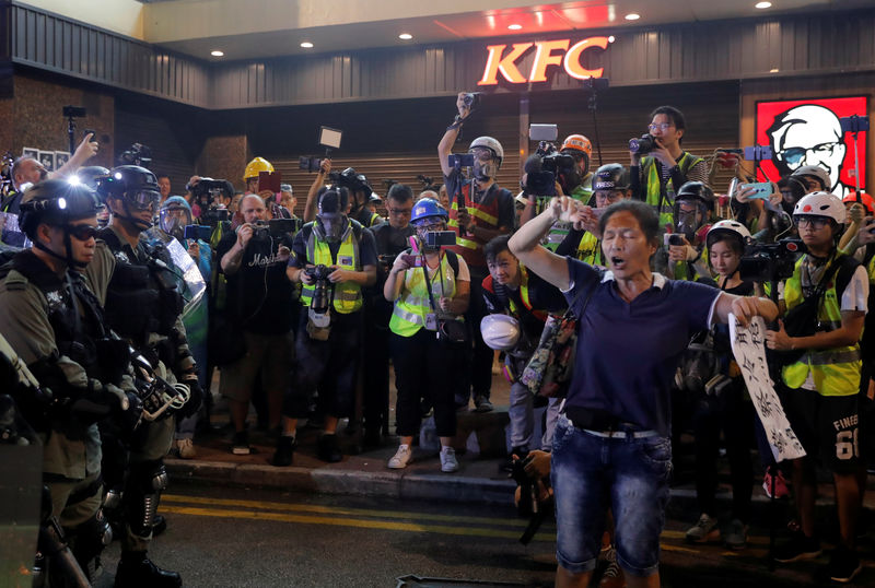 Polícia de Hong Kong tenta conter manifestantes com aproximação de Dia Nacional da China