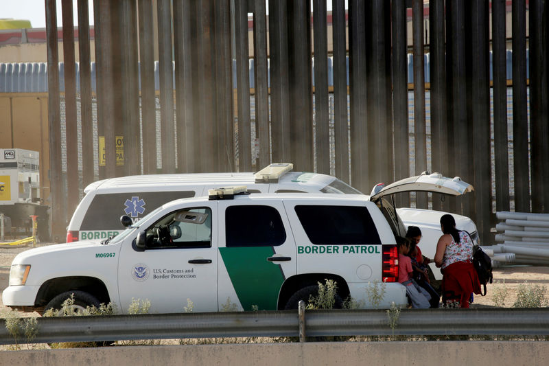 © Reuters. FILE PHOTO: Migrants who crossed illegally into El Paso, Texas, U.S. to turn themselves in to ask for asylum, are pictured from Ciudad Juarez