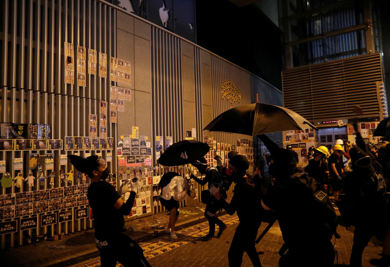 © Reuters. محتجون في هونج كونج يقررون التجمع بعد ليلة أخرى من العنف