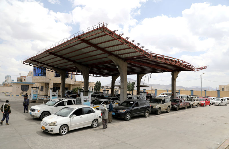 © Reuters. FILE PHOTO: Cars refuel at a petrol station during a fuel crisis in Sanaa