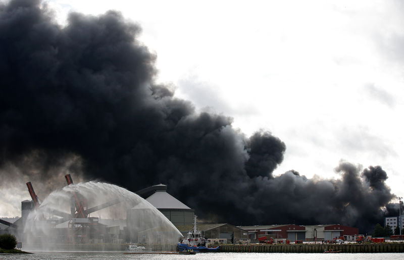 © Reuters. LE GOUVERNEMENT DÉFEND SON ACTION APRÈS L'INCENDIE À ROUEN