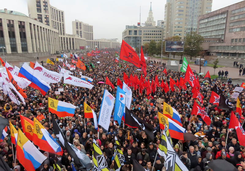 © Reuters. الآلاف يحتشدون في موسكو للمطالبة بالإفراج عن محتجين