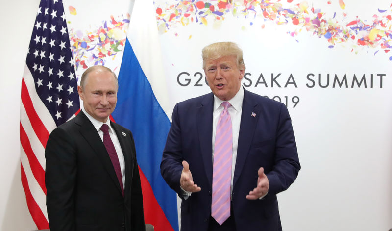 © Reuters. Foto de archivo del presidente de Rusia, Vladimir Putin, y su par de Estados Unidos, Donald Trump, durante una reunión al margen de la última cumbre del G20 en Japón