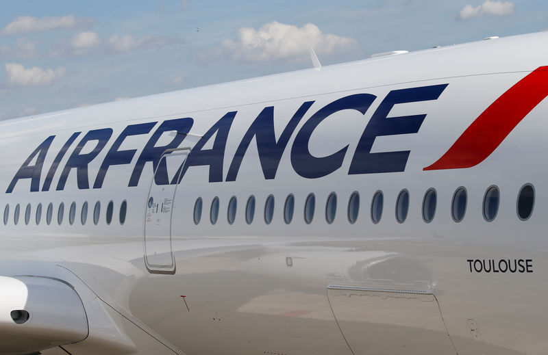 French government to press Air France to take on Aigle Azur employees