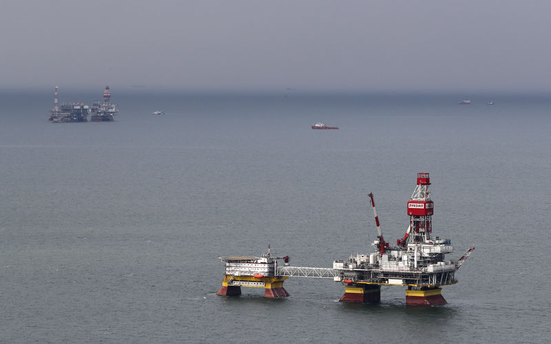 © Reuters. أسعار النفط تنزل بفعل استمرار ضعف الآفاق الاقتصادية للصين