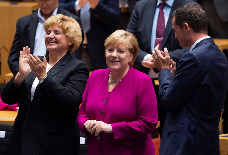 © Reuters. La canciller alemana, Angela Merkel, asiste a un evento de celebración del Grupo Parlamentario CDU en el Parlamento Estatal de Turingia para el Día de la Unidad Alemana en el edificio del parlamento estatal en Erfurt