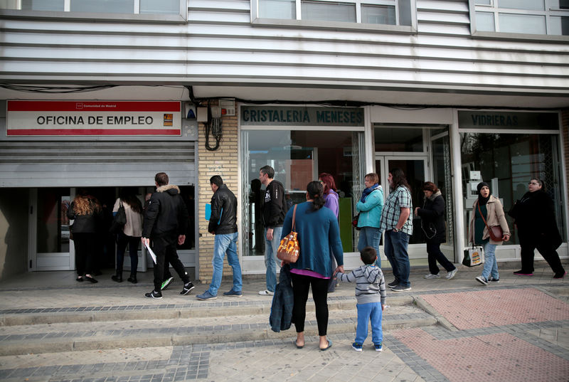 © Reuters. People enter a government-run job centre in Madrid