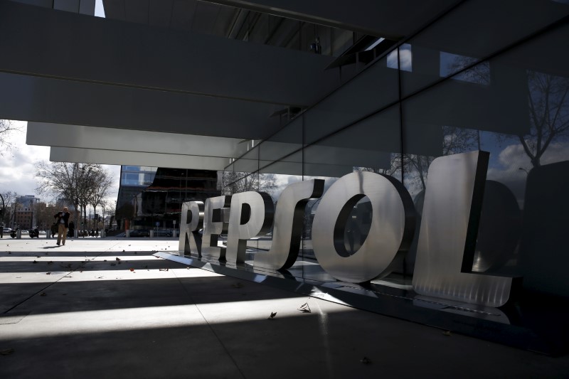 © Reuters. El logotipo de la empresa petrolera española Repsol en su sede central de Madrid, España, el 25 de febrero de 2016