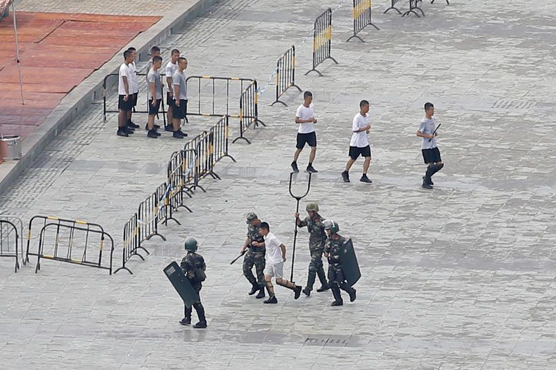 © Reuters. FILE PHOTO: Chinese servicemen attend a crowd control exercise at the Shenzhen Bay Sports Center in Shenzhen across the bay from Hong Kong