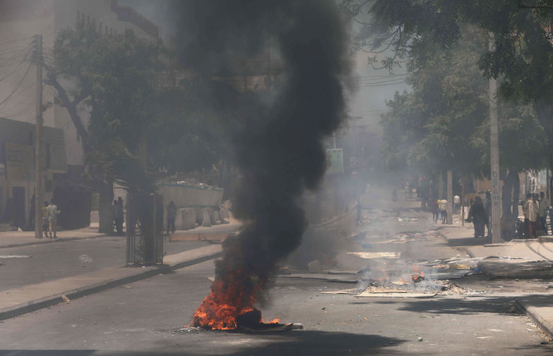 © Reuters. Un pneumatico prende fuoco al centro di una strada a Mogadishu in Somalia