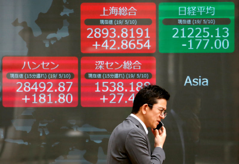 © Reuters. Telão mostra índices acionários da Ásia em Tóquio, Japão