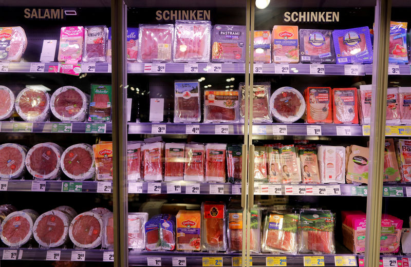 © Reuters. FILE PHOTO: Meat products are pictured in a supermarket in Berlin