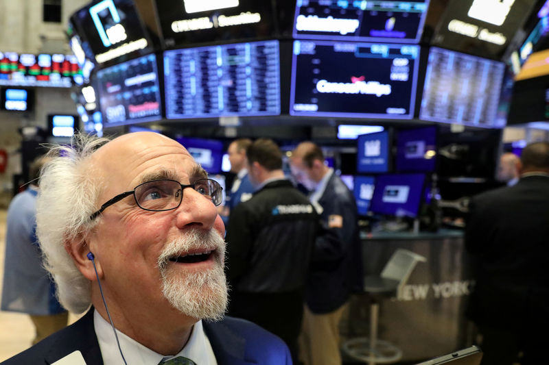 Wall Street sobe com impulso de ações de tecnologia sob liderança da Apple