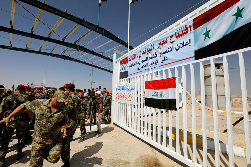 © Reuters. العراق يعيد فتح معبر مع سوريا فيما يمثل مكسبا لحليفتيهما إيران