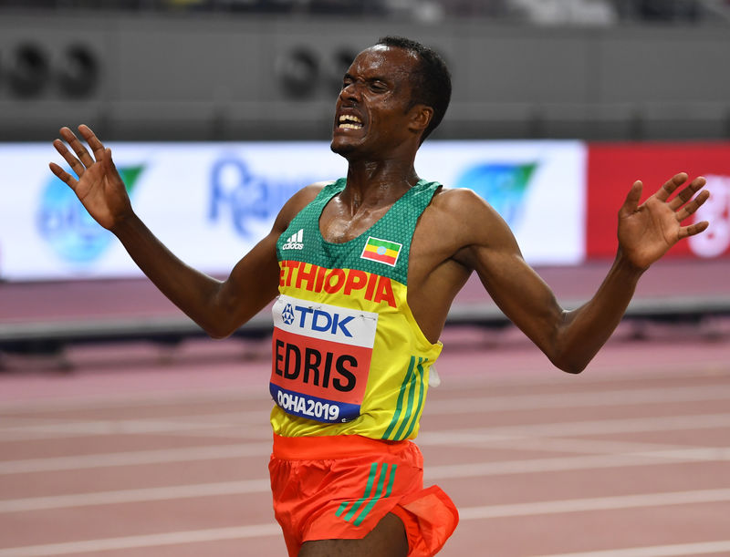 © Reuters. إدريس يحتفظ بلقب سباق خمسة آلاف متر ببطولة العالم لألعاب القوى