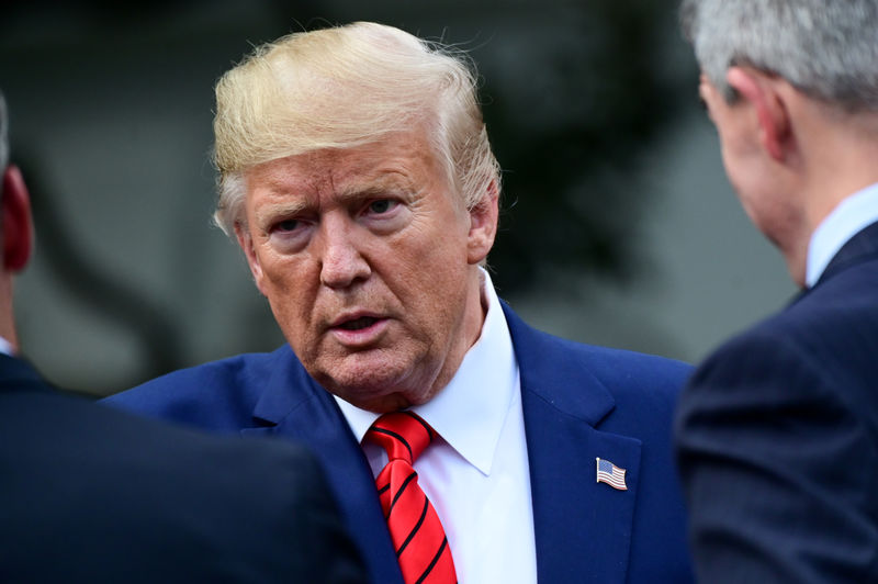 © Reuters. U.S. President Donald Trump meets with sheriffs from across the country on the South Lawn of the White House in Washington