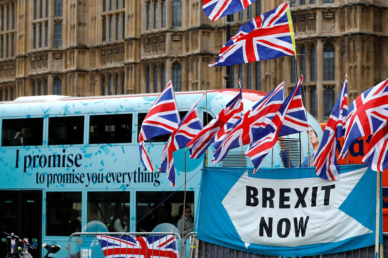 © Reuters. Un autobús pasa en medio de una manifestación en favor del Brexit, en Westminster, Londres