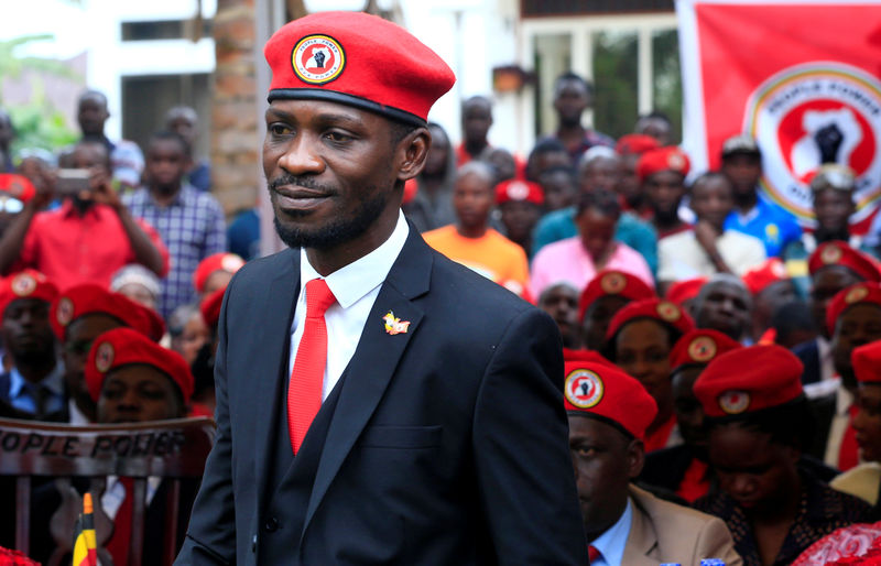 مرشح محتمل للانتخابات الرئاسية الأوغندية يندد بحظر الحكومة لرمز يميزه