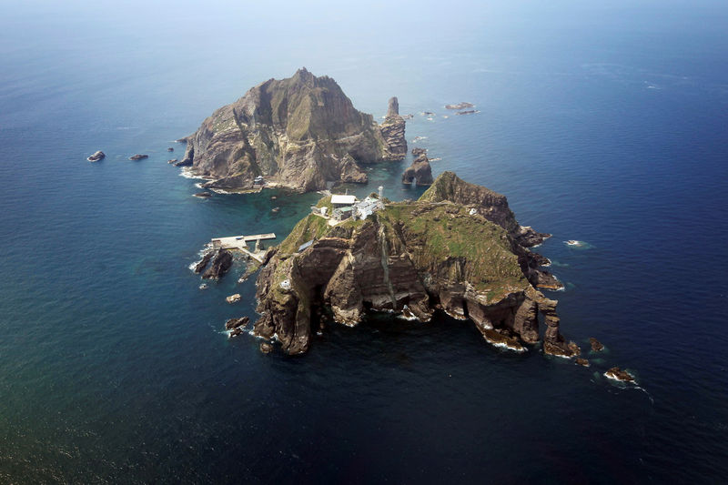 مقاتلة كورية جنوبية تقوم بدورية فوق جزيرة متنازع عليها مع اليابان