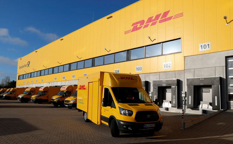 © Reuters. FILE PHOTO: An electric powered truck of German postal and logistics group Deutsche Post DHL is pictured at a parcels distribution centre in Berlin