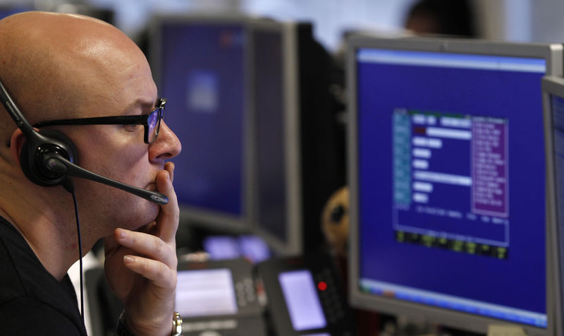 © Reuters. A trader monitors the screen on a trading floor in London